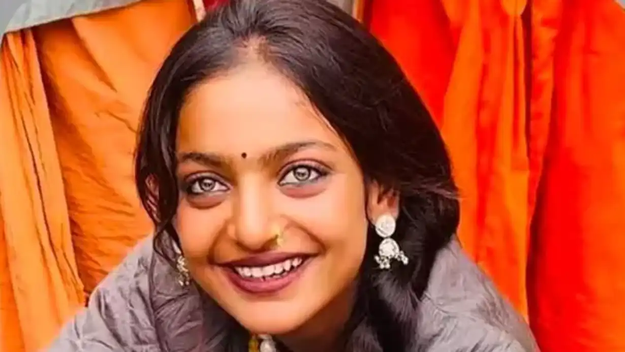 Viral Sensation Monalisa from Mahakumbh 2025 Bags Lead Role in Sanoj Mishra's Film 77 Viral Sensation Monalisa From Mahakumbh 2025 Bags Lead Role In Sanoj Mishra's Film